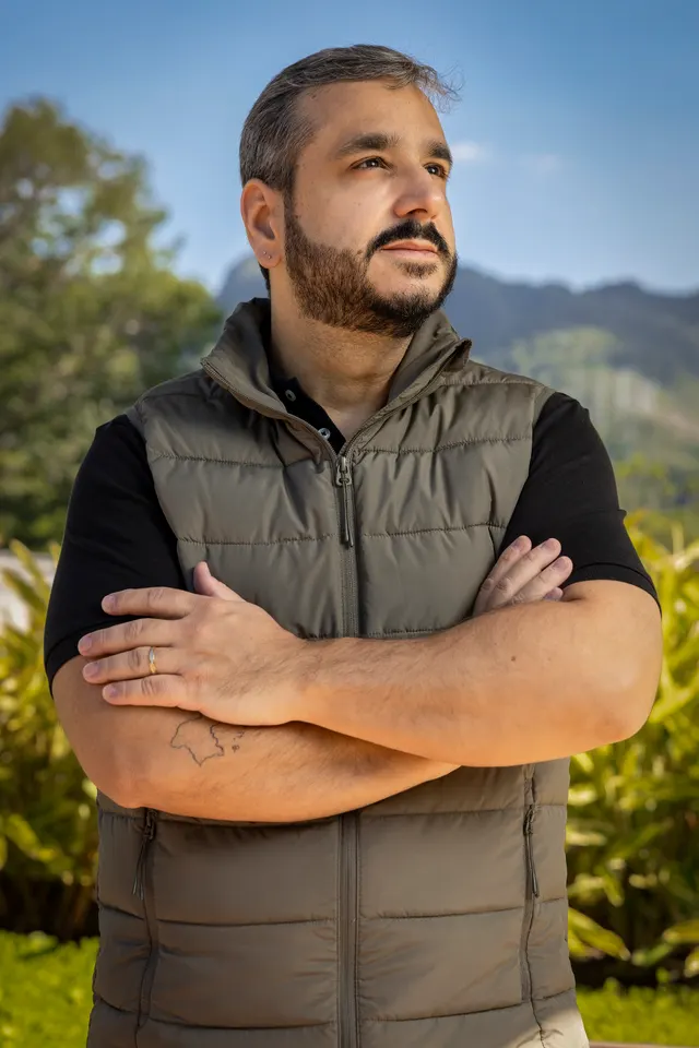 Igor Macaubas ao ar livre, com uma montanha do Rio de Janeiro ao fundo